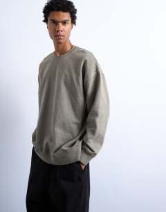 Model wearing Heavyweight oversized fit sweatshirt in washed khaki