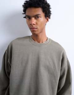 Model wearing Heavyweight oversized fit sweatshirt in washed khaki