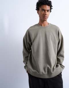 Model wearing Heavyweight oversized fit sweatshirt in washed khaki
