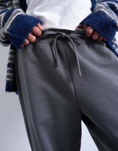 Model wearing Heavyweight straight leg jogger in charcoal