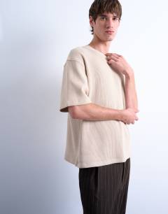 Model wearing Heavyweight waffle crop fit t-shirt in stone