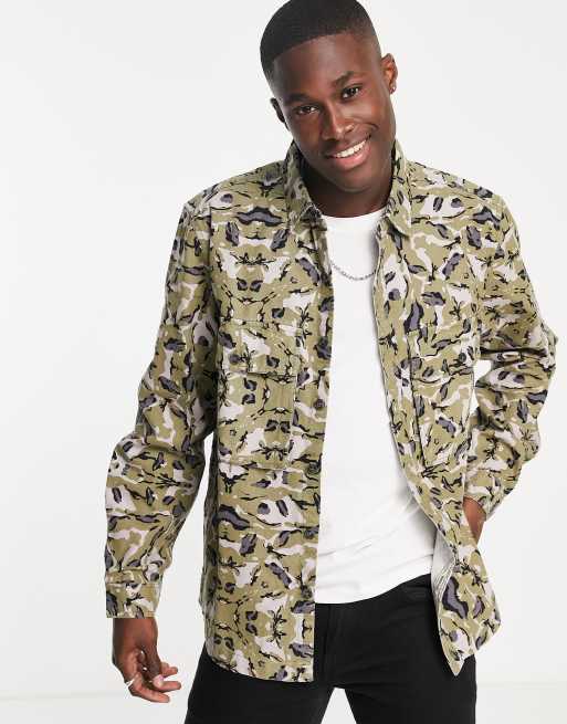 Topman – Hemdjacke mit Military-Muster in Khaki 