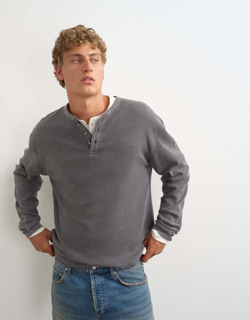 Topman henley coupe relaxed à texture gaufrée avec ourlet brut en noir délavé, 2 de 5