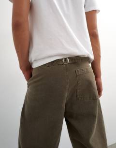 Model wearing Horseshoe barrel fit canvas trouser in khaki