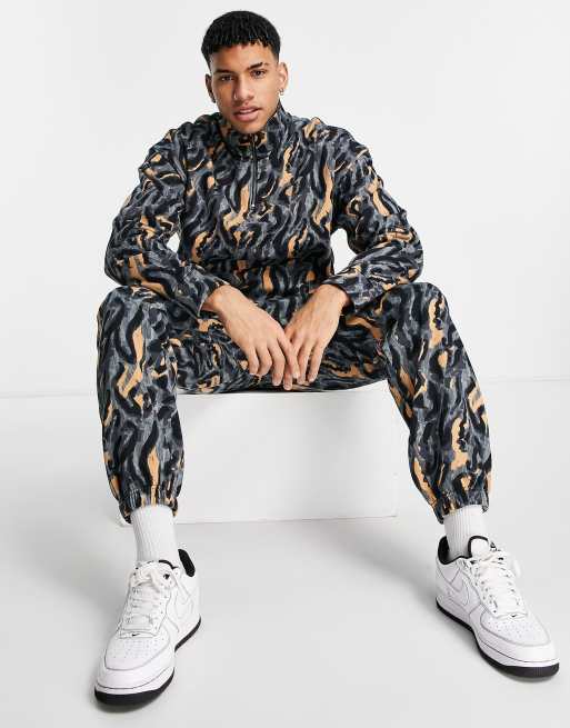 Topman – Joggersy oversize w kolorze khaki w zwierzęcy wzór