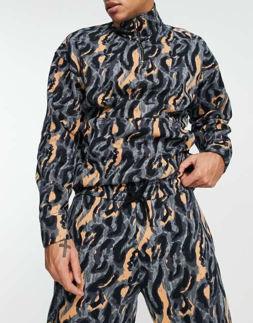 Topman – Joggersy oversize w kolorze khaki w zwierzęcy wzór, 3 z 4