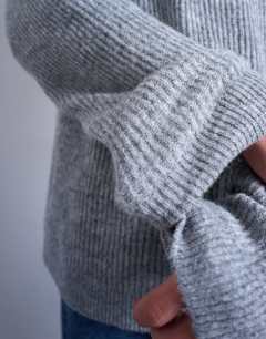 Model wearing Knitted jumper in grey
