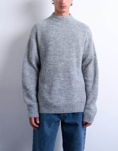 Model wearing Knitted jumper in grey