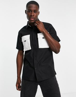 Topman – Kurzärmliges Hemd in Schwarz mit farblich abgesetzten Brusttaschen
