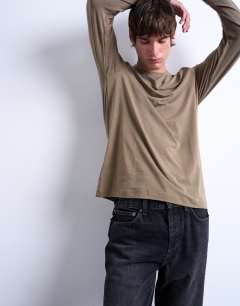Model wearing Lightweight long sleeve regular fit t-shirt in khaki