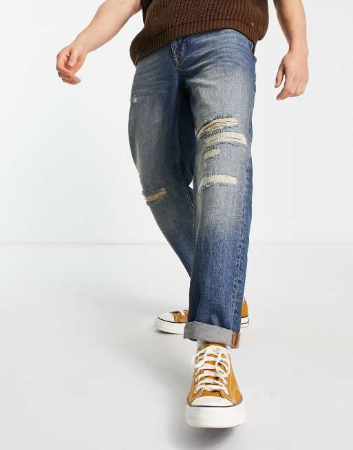 Topman – Lockere Jeans in mittelblauer und dunkler Waschung mit Riss- und Flickendesign