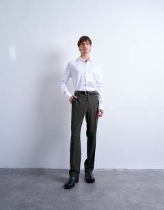 Model wearing Long sleeve formal slim shirt in white