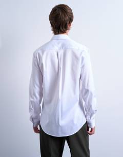 Model wearing Long sleeve formal slim shirt in white