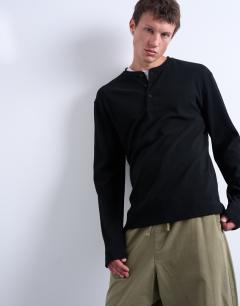 Model wearing Long sleeve oversized fit waffle t-shirt with henley in black