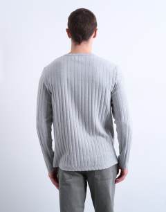 Model wearing Long sleeve rib henley tee in grey
