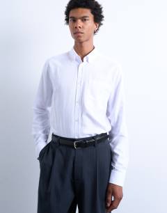 Model wearing Long sleeve textured formal shirt in white