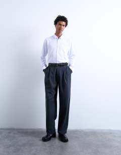 Model wearing Long sleeve textured formal shirt in white