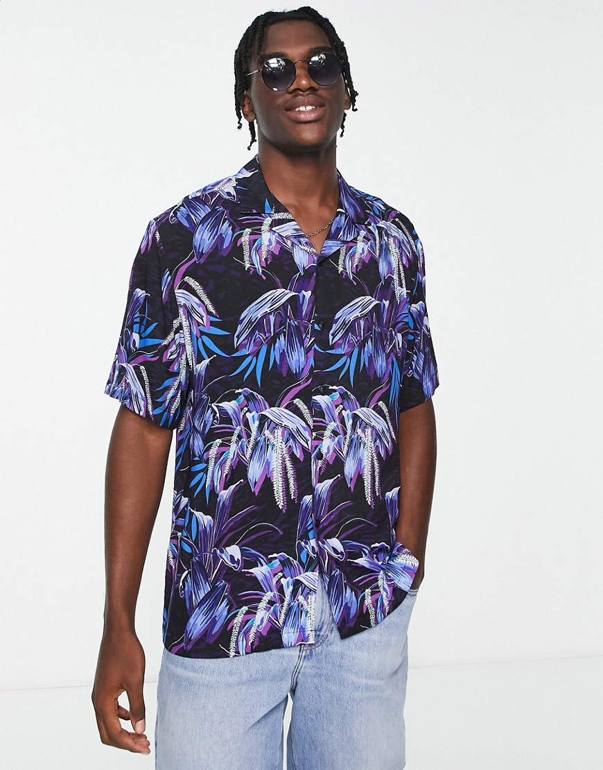 topman - marinblå palmmönstrad skjorta i viskos med platt krage