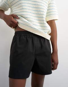 Micro fit short in black