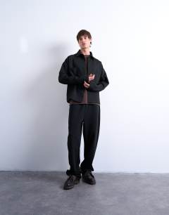 Model wearing Oversized fit double pocket jersey jacket in black
