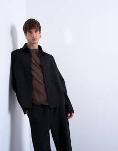 Model wearing Oversized fit double pocket jersey jacket in black