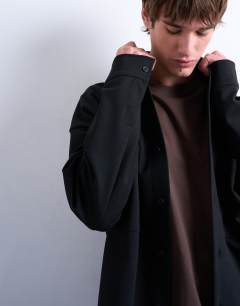 Model wearing Oversized fit double pocket jersey jacket in black