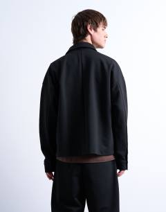 Model wearing Oversized fit double pocket jersey jacket in black
