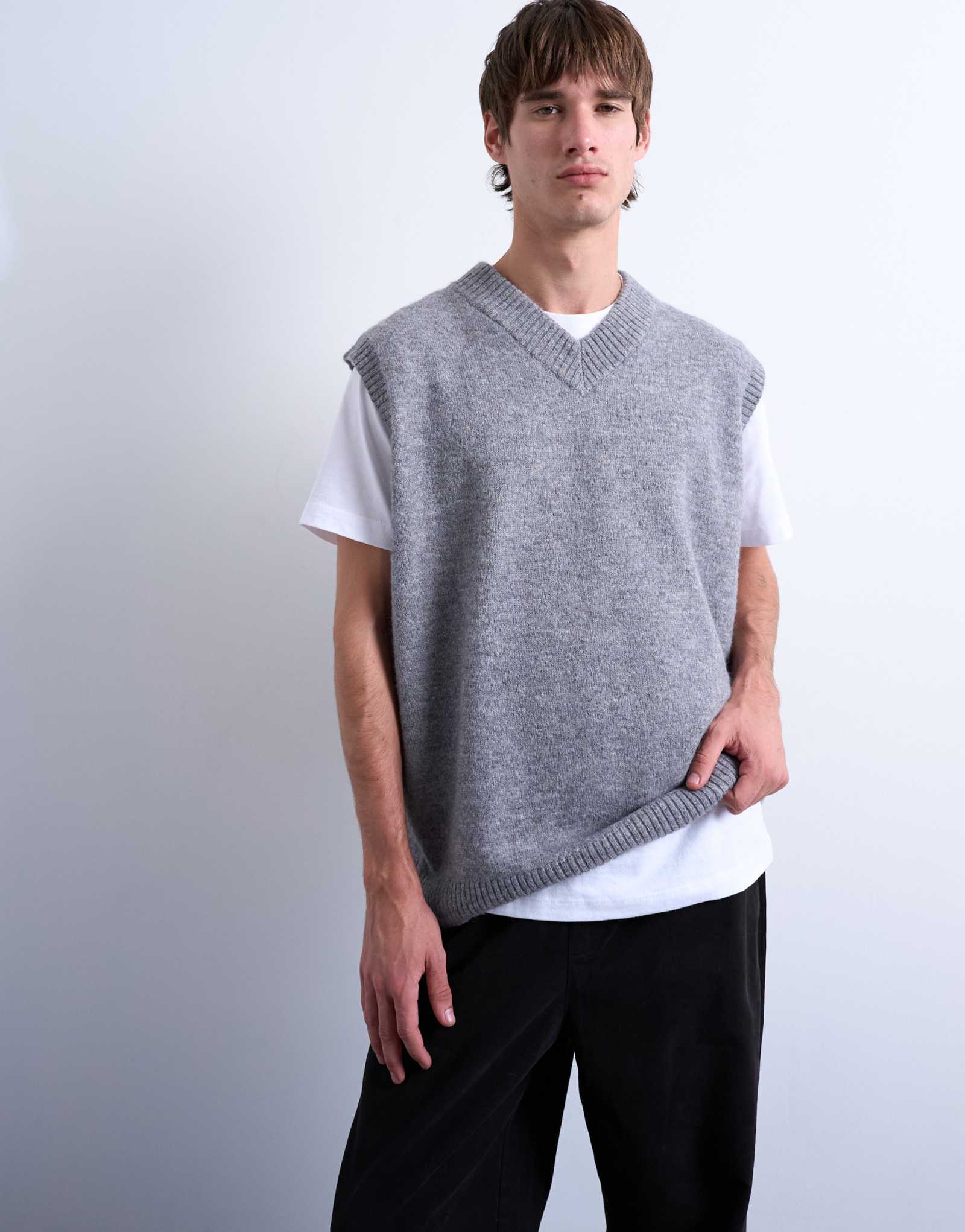 Вязаная майка Topman oversize fit с v-образным вырезом серого цвета