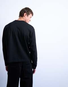 Model wearing Oversized fit long sleeve t-shirt with lost in dreams print in black