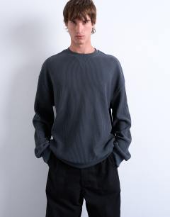 Model wearing Oversized fit ottoman crew sweatshirt in charcoal