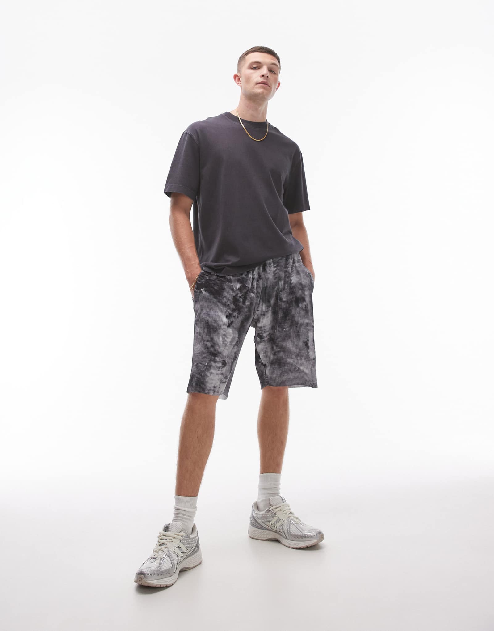 Короткое плиссе с принтом Topman oversize fit серого цвета