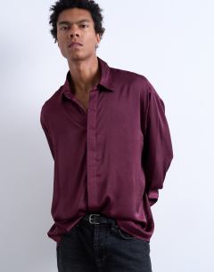 Model wearing Oversized fit sateen shirt in burgundy