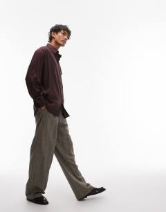 Model wearing Oversized fit shirt in brown