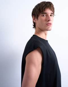 Model wearing Oversized fit sleeveless t-shirt in black