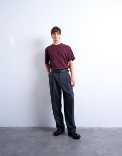Model wearing Oversized fit t-shirt in aubergine