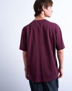 Model wearing Oversized fit t-shirt in aubergine