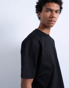 Model wearing Oversized fit t-shirt in black
