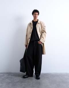 Model wearing Oversized fit t-shirt in black