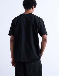 Model wearing Oversized fit t-shirt in black