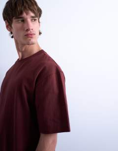 Model wearing Oversized fit t-shirt in camel
