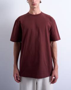Model wearing Oversized fit t-shirt in camel