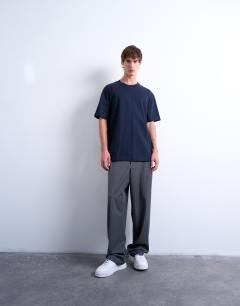 Model wearing Oversized fit t-shirt in dark navy