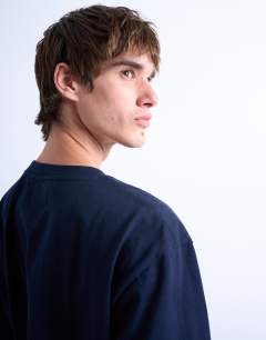 Model wearing Oversized fit t-shirt in dark navy