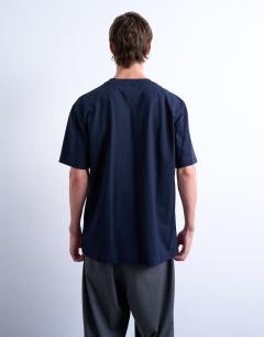 Model wearing Oversized fit t-shirt in dark navy