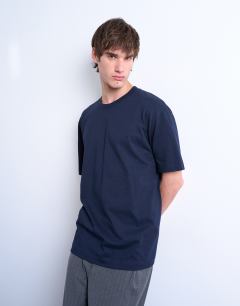 Model wearing Oversized fit t-shirt in dark navy