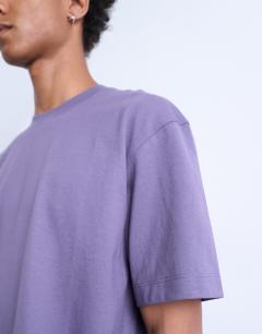 Model wearing Oversized fit t-shirt in dusty purple