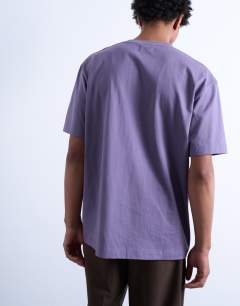 Model wearing Oversized fit t-shirt in dusty purple