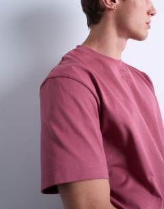 Model wearing Oversized fit t-shirt in dusty rose