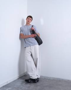 Model wearing Oversized fit t-shirt in grey marl