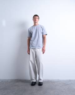 Model wearing Oversized fit t-shirt in grey marl